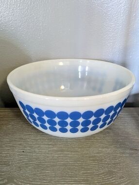 Vintage Pyrex Polkadot 2 1/2 QT Bowl